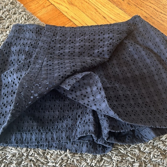 CAbi #5111 Eyelet Navy Faux Wrap Skort Size 6 - Picture 3 of 10